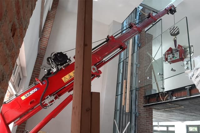 Hoeflon C10 compacte rupskraan voor hijswerkzaamheden