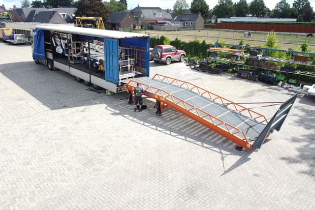 Saurus mobiele laadbrug voor het laden en lossen van vrachtwagens met een heftruck