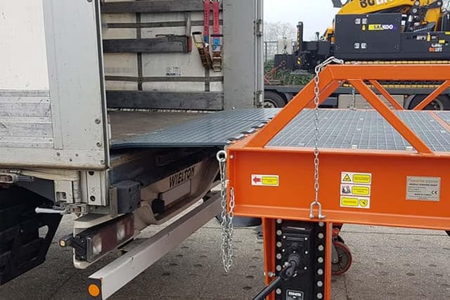 Saurus industriële laadbrug als mobiele oprijbrug voor heftrucks