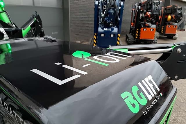 Compacte BG Lift M250 Li-ion rupshijskraan voor hijswerk op krappe locaties