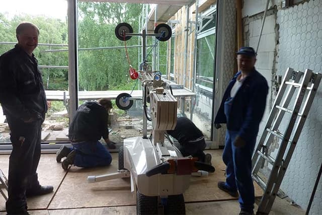 Robby 420 glasrobot voor het hijsen, transporteren en nauwkeurig plaatsen van zware glasplaten