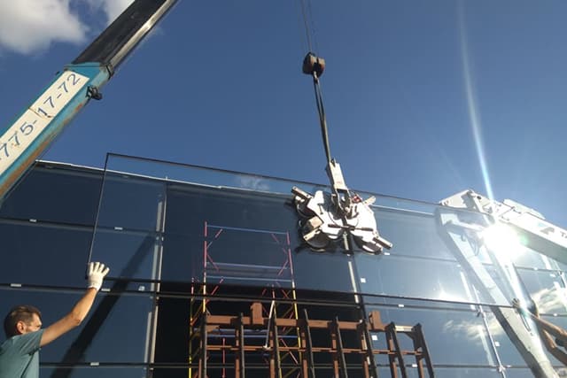 Righetti glaslift voor het verplaatsen van glas tijdens montagewerk