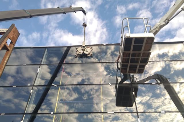 Righetti glaszuiger voor nauwkeurige montage van glasconstructies
