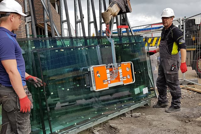 Compacte VIAVAC GBL3 glaszuiger voor glasplaatsing op de bouwplaats