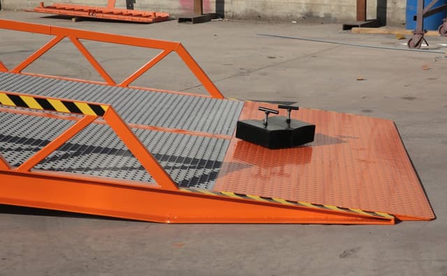 Saurus PYR-KING laadperron voor heftrucks bij industriële laad- en loswerkzaamheden