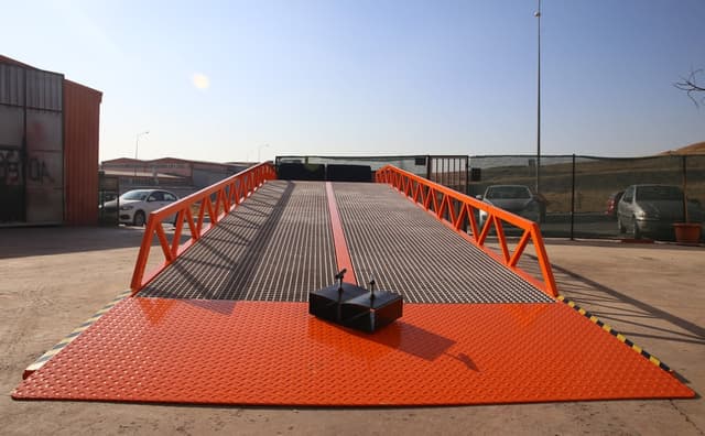 Saurus PYR-KING vaste laadbrug voor veilig laden en lossen op hoogte