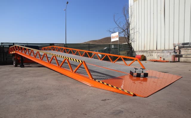 Saurus PYR-KING industriële laadbrug voor het laden en lossen van zwaar materieel
