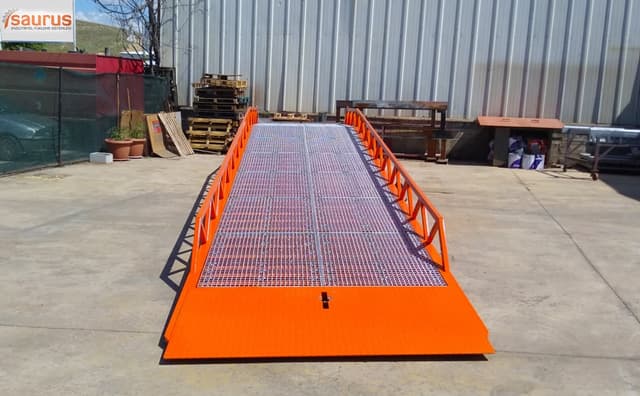 Saurus PYR-TW mobiele laadbrug en oprijbrug voor efficiënt laden en lossen op locatie