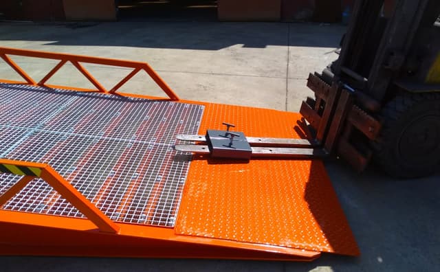 Saurus PYR-TW mobiele laadbrug voor vrachtwagenladen, machineverhuur en transportwerkzaamheden