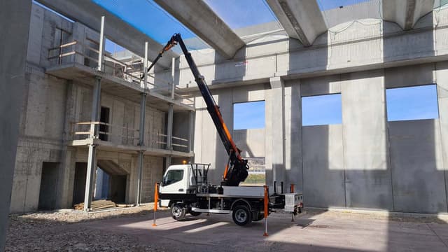BG Lift T400 hijskraan op 6 ton vrachtwagen BG Lift T400 compacte hijskraan op 6 ton vrachtwagen voor werken in stedelijke gebieden