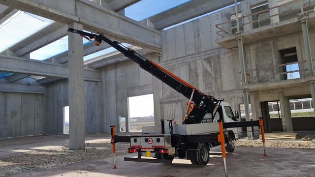 BG Lift T400 autokraan met afstandsbediening BG Lift T400 autokraan met radiografische afstandsbediening en elektronische stabiliteitscontrole