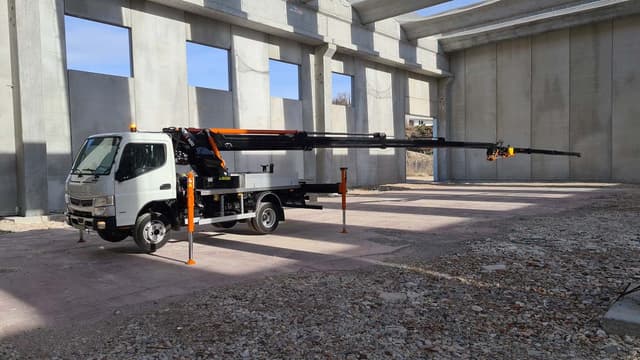 BG Lift T400 truckkraan met hydraulische jib BG Lift T400 truckkraan met hydraulische jib en 17 meter maximaal horizontaal bereik