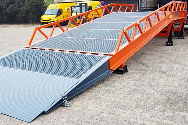 Saurus laadbrug met antislip rijvlak Saurus laadbrug met antislip rijvlak voor veilig laden en lossen op locatie