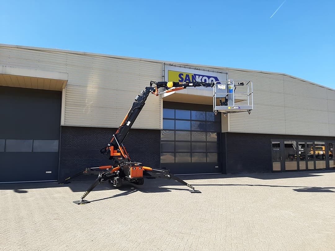 Renting a mini crane in combination with an aerial work platform