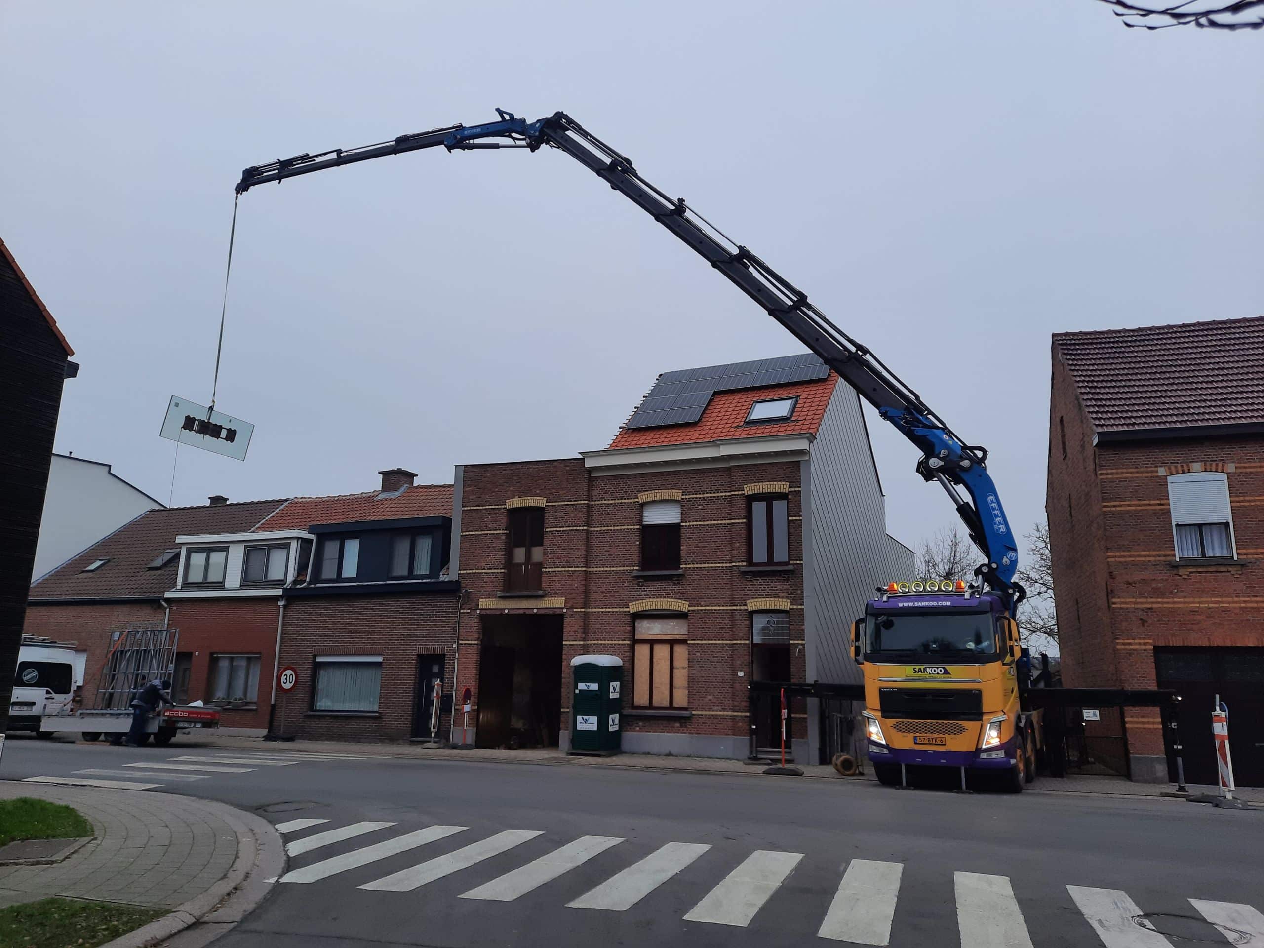 AutolaadkraanAutolaadkraan voor het hijsen, laden en lossen van zware materialen