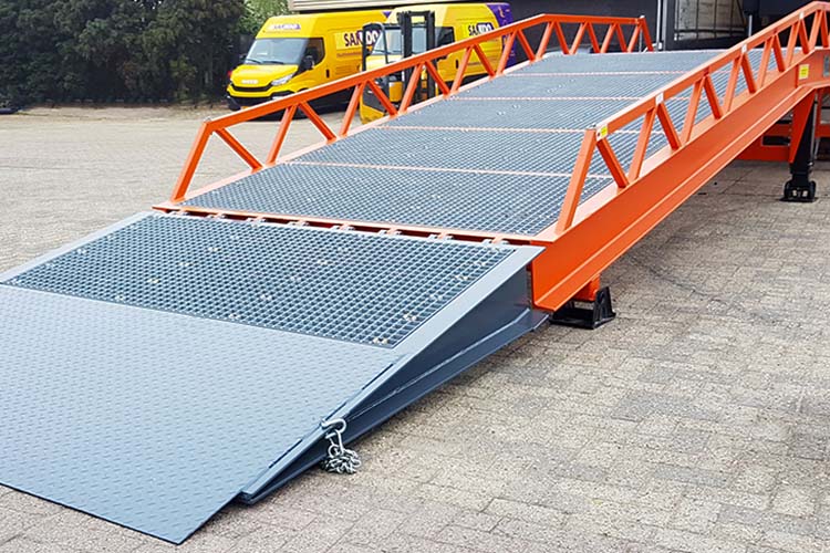 Saurus mobiele laadbrug voor veilig laden en lossen van zwaar materieel en goederen