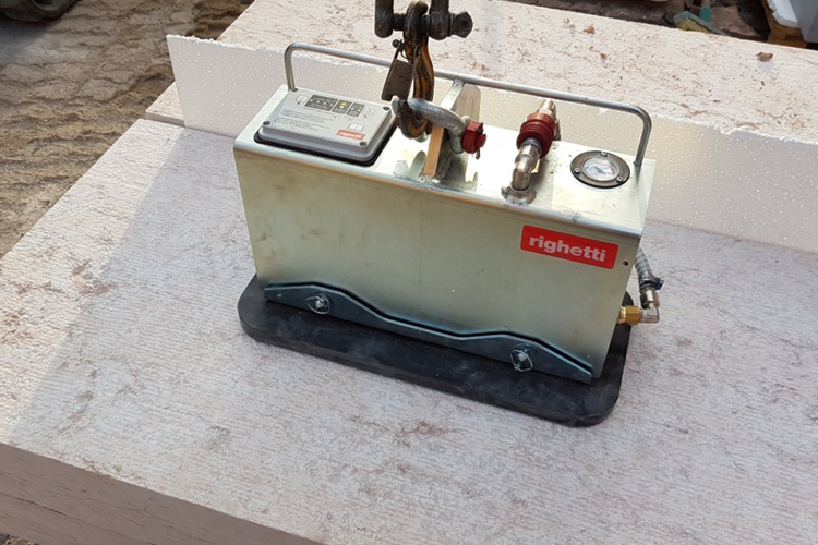 Compacte vacuümheffer voor het hijsen en plaatsen van zware stenen en platen